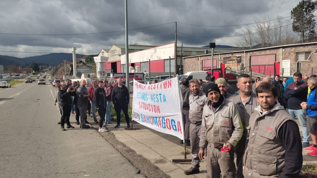 Protesta de los trabajadores esta semana en Ponteareas.