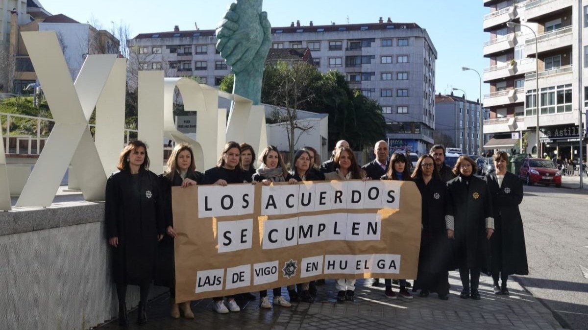 Letrados de Administración de Vigo, ayer, concentrados ante la Cidade da Xustiza en apoyo del comité de huelga.