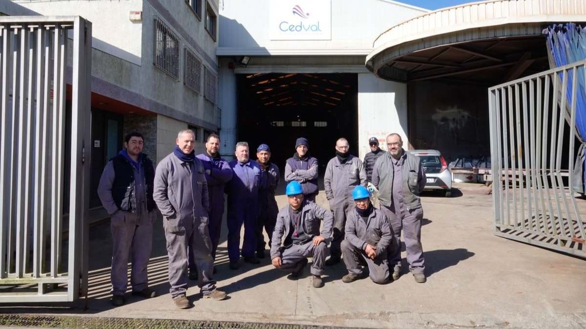 Un grupo de trabajadores de Cedval, filial dedicada a la calderería naval, en las instalaciones sin actividad de la empresa en Sárdoma.