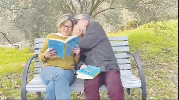 Iván Ferreiro le susurra a María Rod sobre su libro en el vídeo promocional.
