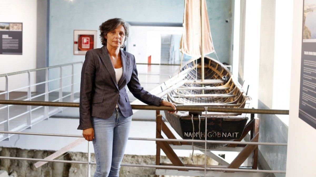 Marta Lucio aspira a compatibilizar su cargo en Meis como alcaldesa, si sale elegida, con la dirección en Vigo del Museo del Mar. A la derecha, votando en el Concello en las municipales de 2019.