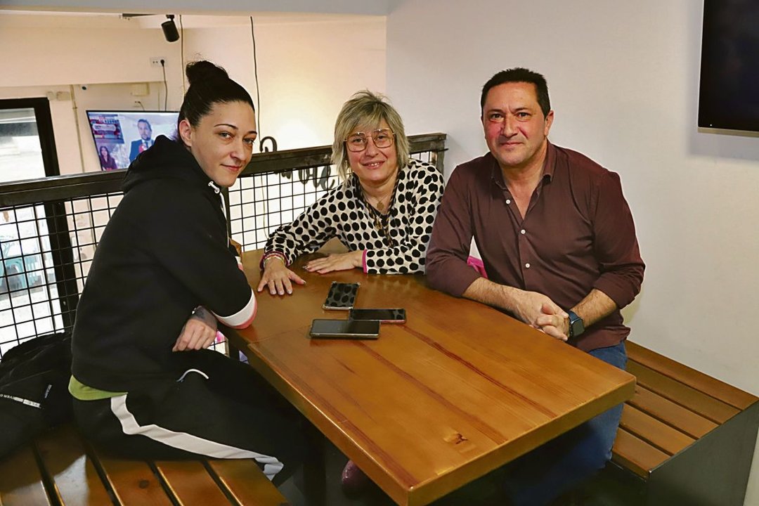 atiana Álvarez, Maleni gallego y Jaime Santos administran el grupo Val Miñor Diario con su herramienta inseparable sobre la mesa, los móviles.