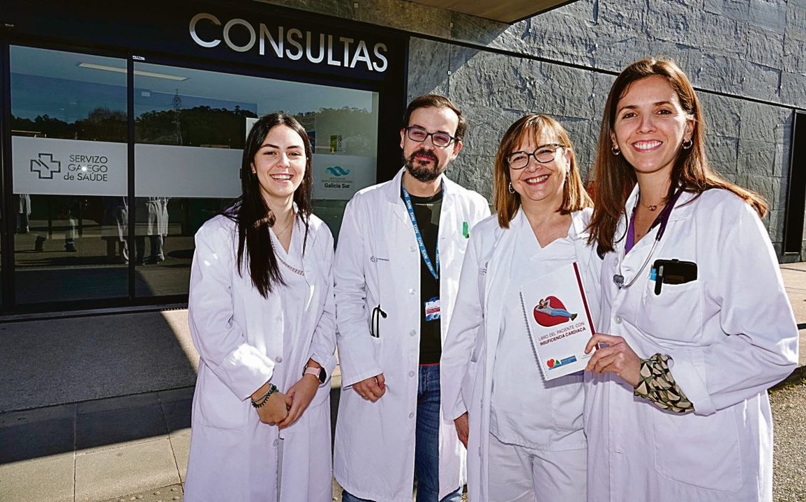 Los cardiólogos María Melendo y David Dobarro, con las enfermeras de la unidad Ángeles y Paula.