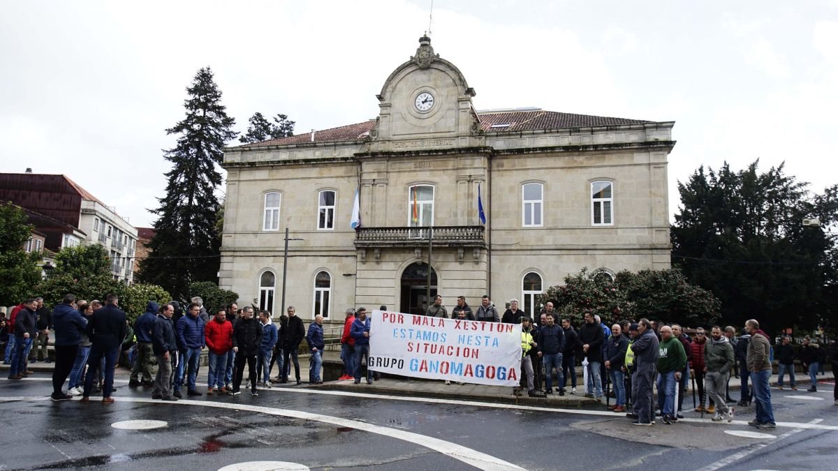 Trabajadores concentrados ayer ante el Concello de Ponteareas, municipio donde está la empresa principal.