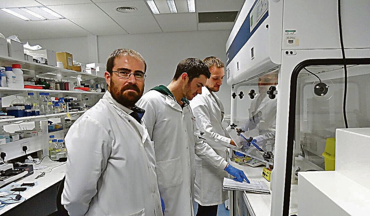 El científico algecireño Asier Unciti Broceta (izquierda) en el laboratorio de Edimburgo.