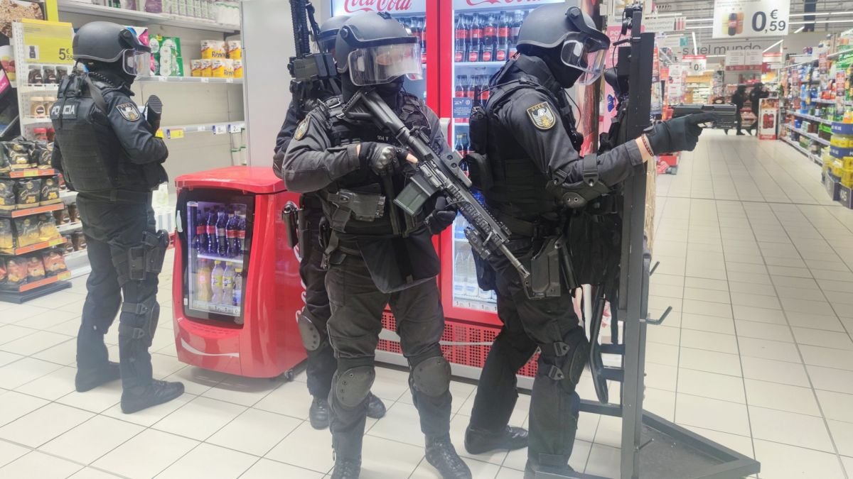 Agentes de la Policía Nacional en un ejercicio de simulacro en un supermercado.