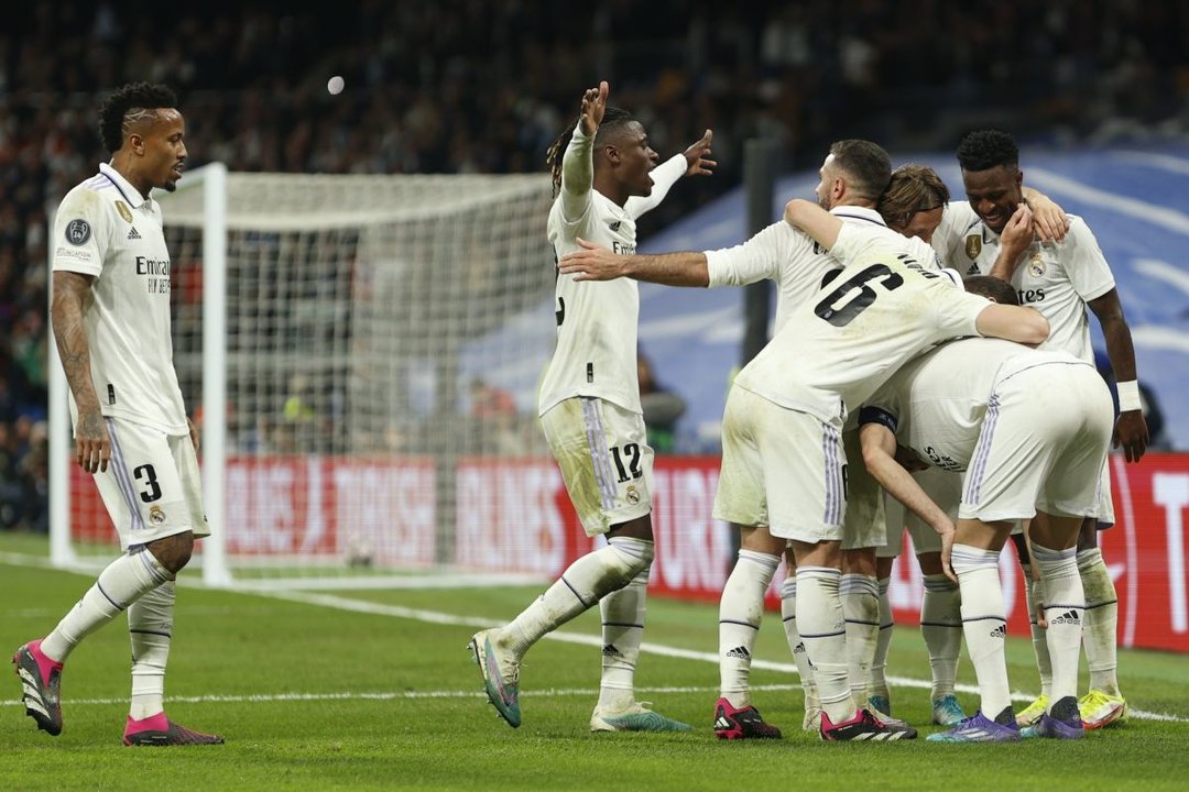 El Real Madrid festeja el tanto final de Karim Benzema.