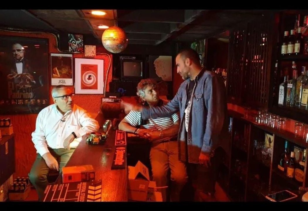 Rubén de Marina (dcha) habla con los hermanos López durante el rodaje.