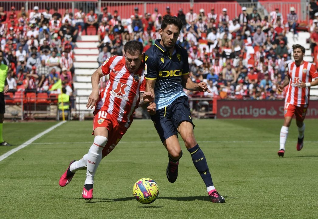 Rubén Sobrino y Embarba disputan un balón en Almería.