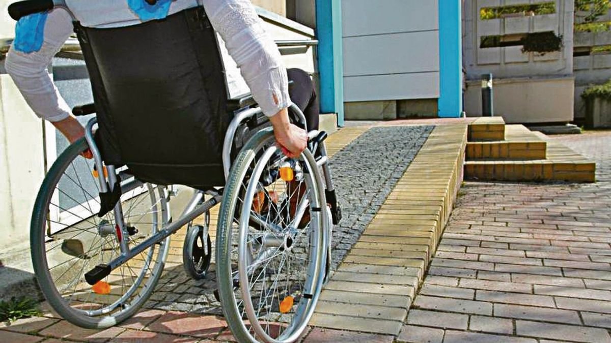 Un hombre en silla de ruedas a causa de la discapacidad.