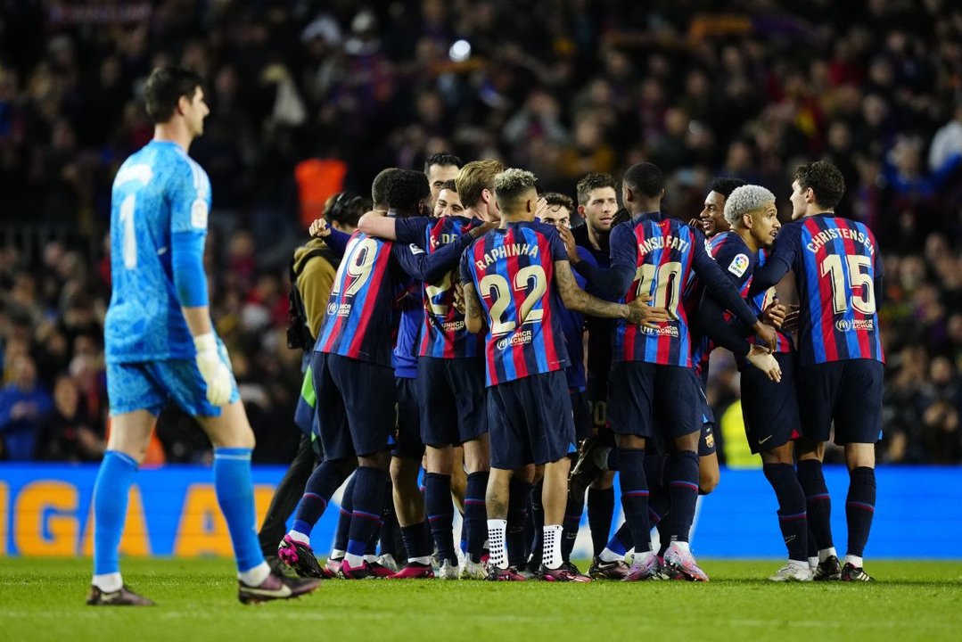 Los jugadores del Barcelona celebran el gol de Kessie ante Courtois, portero del Real Madrid.