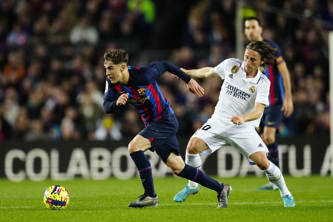 Gavi se escapa de Modric en el partido disputado ayer en el Camp Nou.