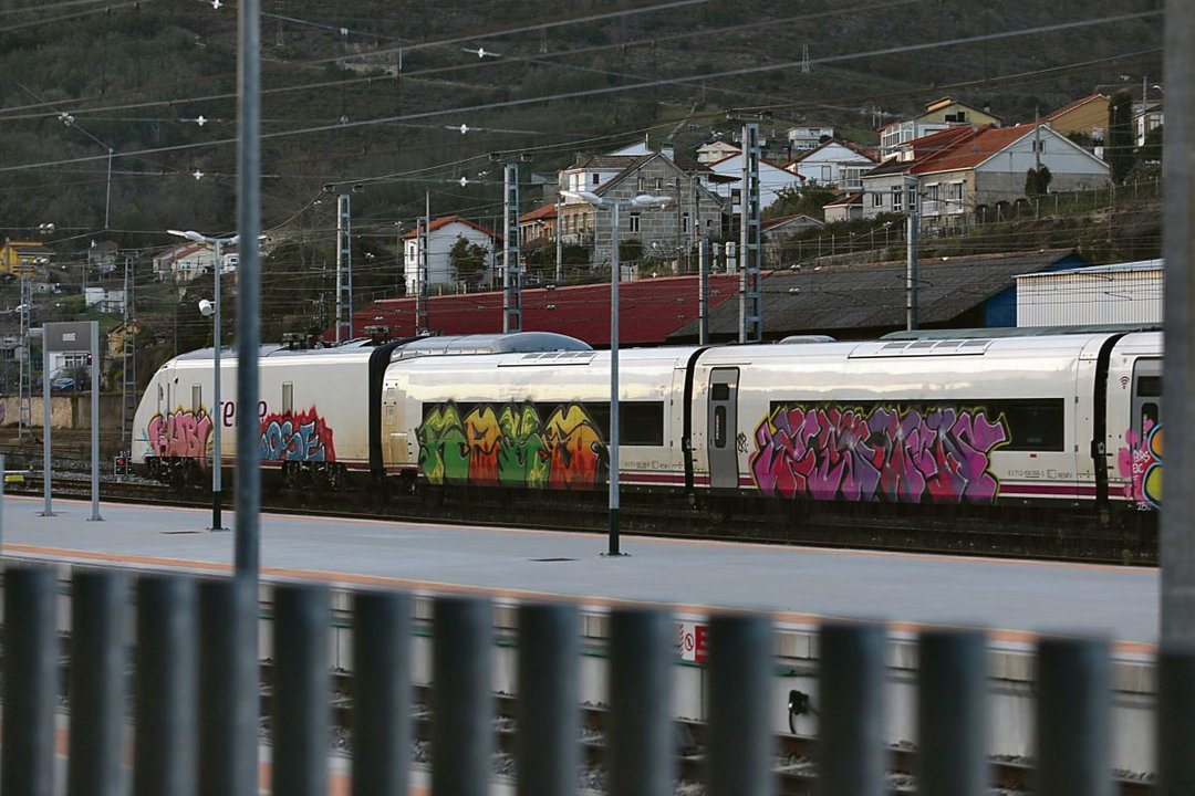 Un tren AVRIL en pruebas llegó ayer a Ourense totalmente grafiteado.