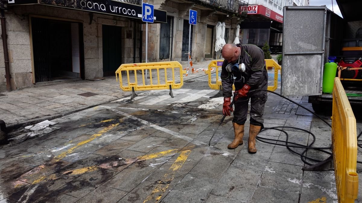Antonio Calvar, ayer en la calle Calvo Sotelo, limpiando los restos de uno de los focos más virulentos.