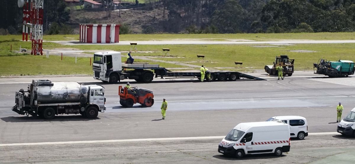 La reparación del socavón en la pista de Peinador se prolongó hasta las cuatro de la tarde, en que reabrió con el aterrizaje de un vuelo de Air Europa.