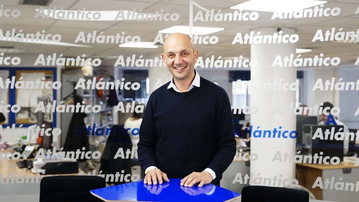Alejandro Lorenzo, el alcalde de Porriño, durante la entrevista en el set de Atlántico TV.