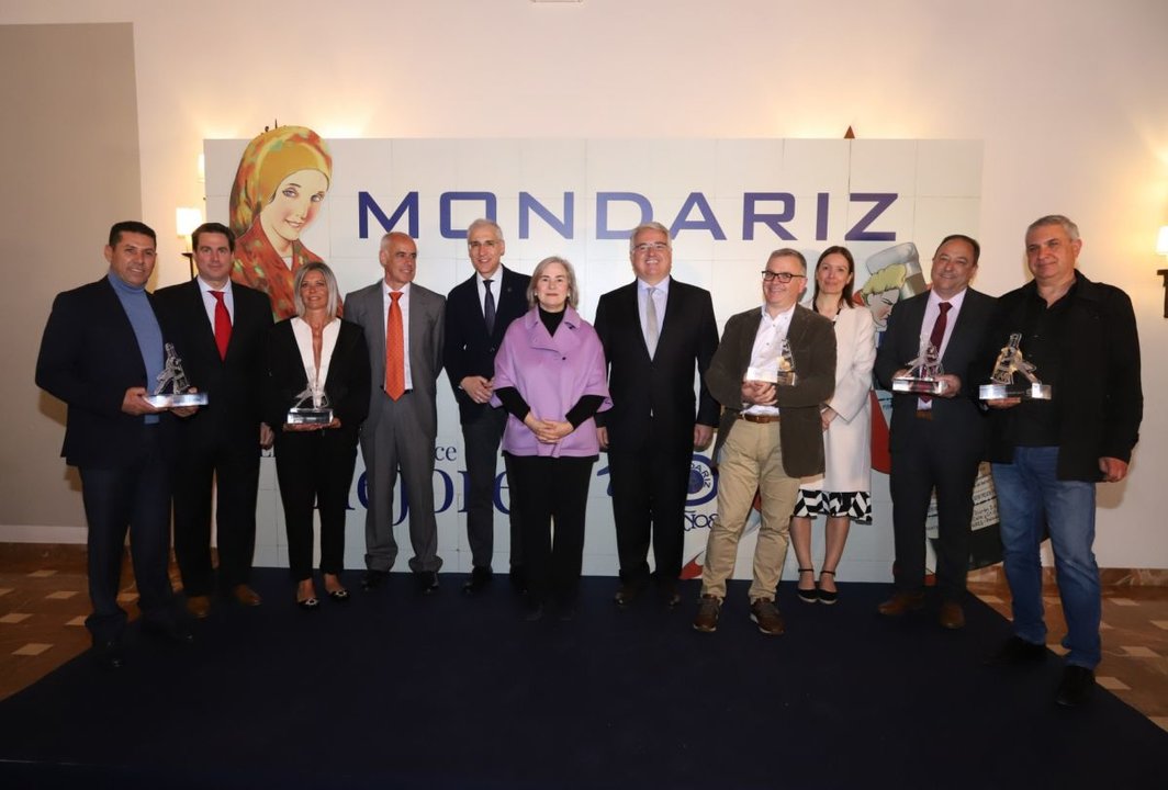 Conde, miembros de Vichy Catalán y los premiados  en  “Mondarízate 2023”.