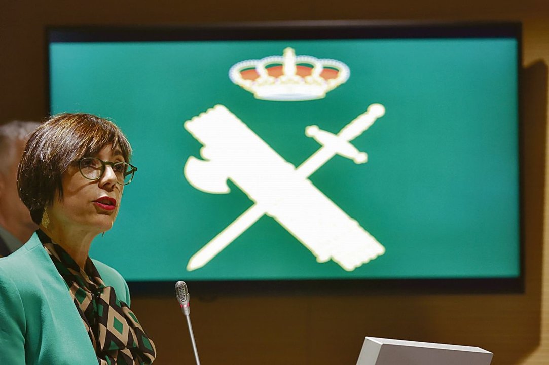La directora general de la Guardia Civil, María Gámez, informando ayer a la prensa de su dimisión.