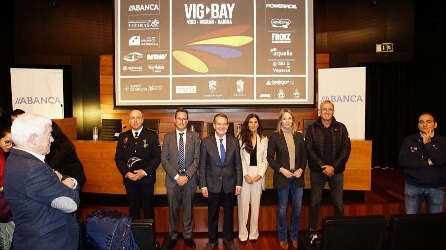 Abel Caballero (corbata azul) acudió ayer a la presentación de la Vig-Bay en Abanca.
