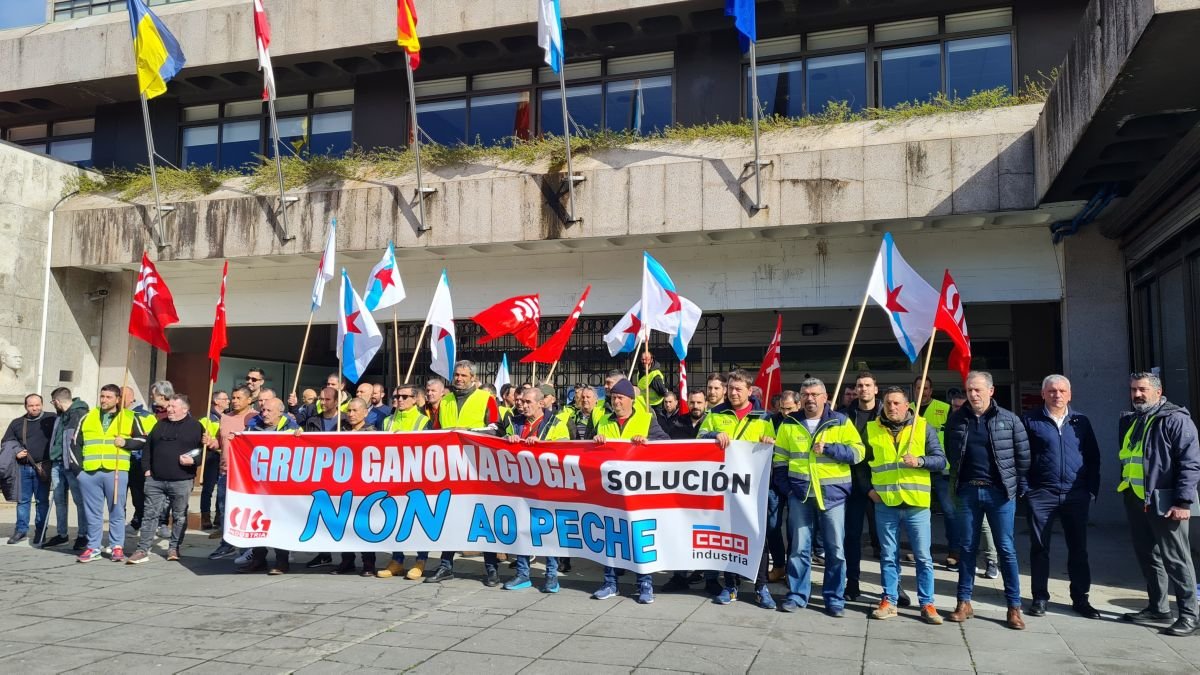 Un grupo de trabajadores de Ganomagoga concentrado ayer a las puertas del Concello de Vigo.