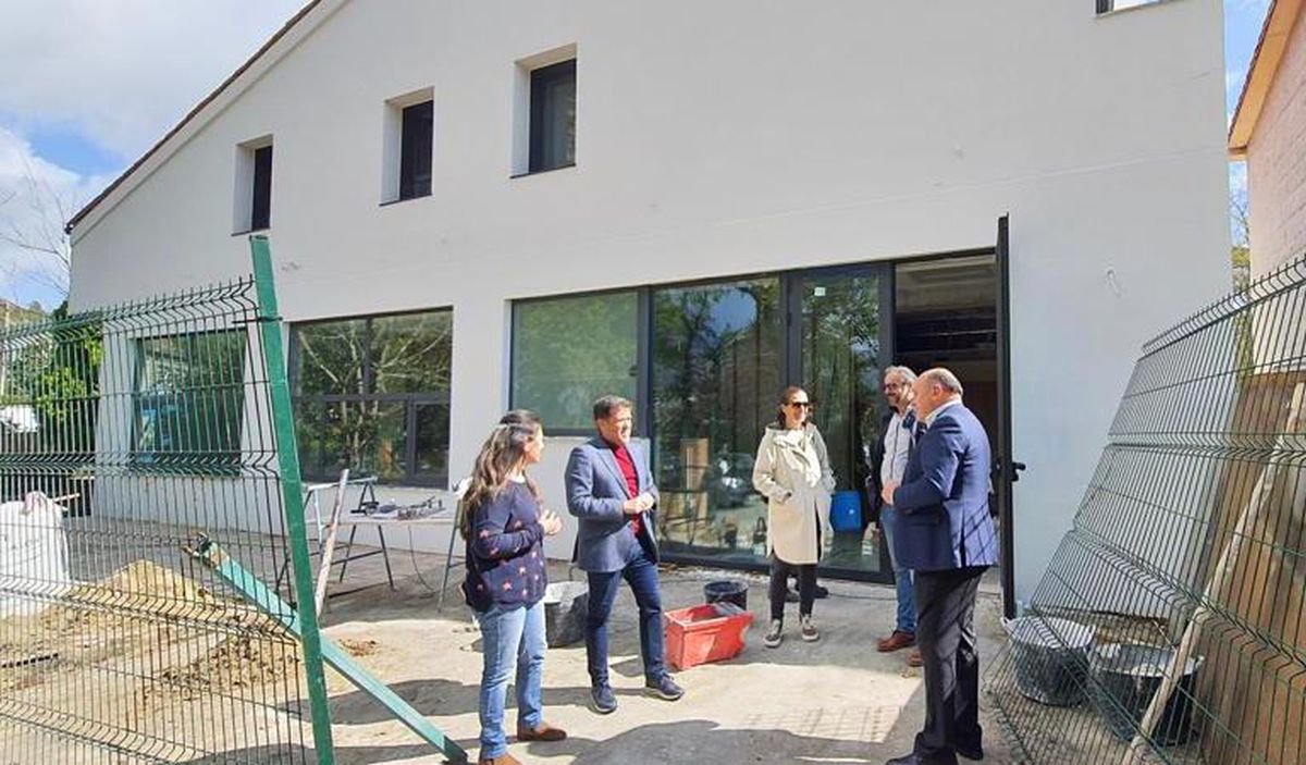 Visita al nuevo edificio del Centro Social de Arbo, en obras, encabezada por el alcalde y el gerente del Consorcio.