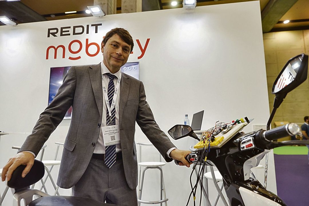 El director del IBV y coordinador de Redit Mobility, Javier Sánchez, con uno de los robots de reparto.
