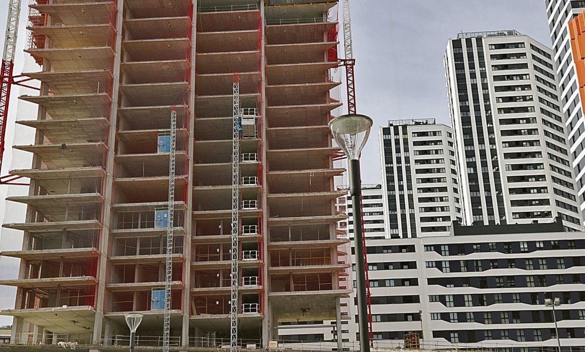 Bloques de viviendas en construcción en Bilbao.