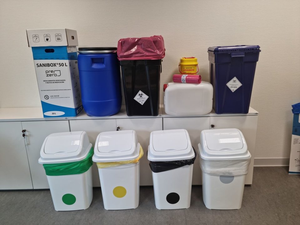 Los contenedores y bolsas de residuos hospitalarios tienen su propio código de colores y no coinciden con los que se emplean en la ciudad. Por ejemplo los azules son para citostáticos, un residuo peligroso que se incinera.