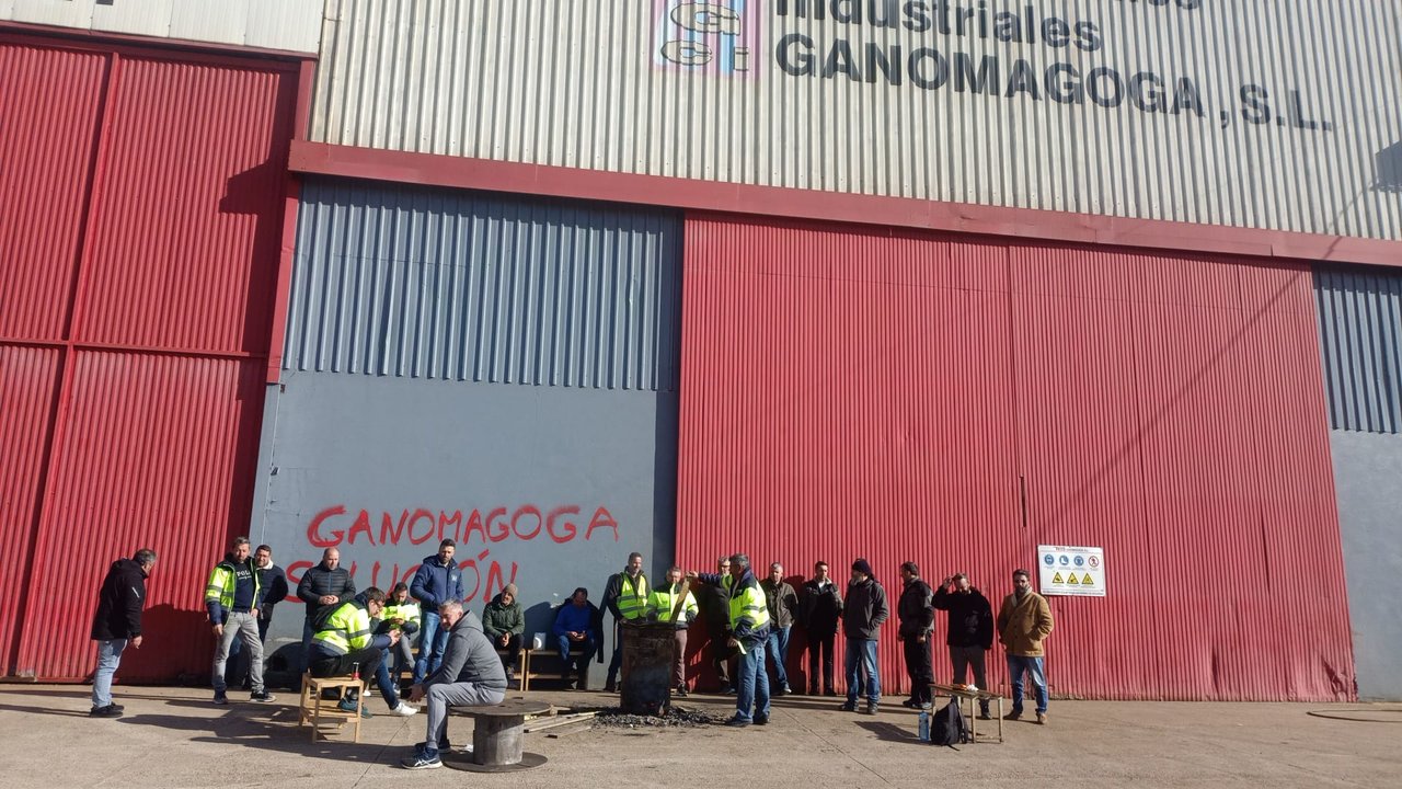 Trabajadores de Talleres Ganomagoga a las puertas de las instalaciones en Ponteareas.
