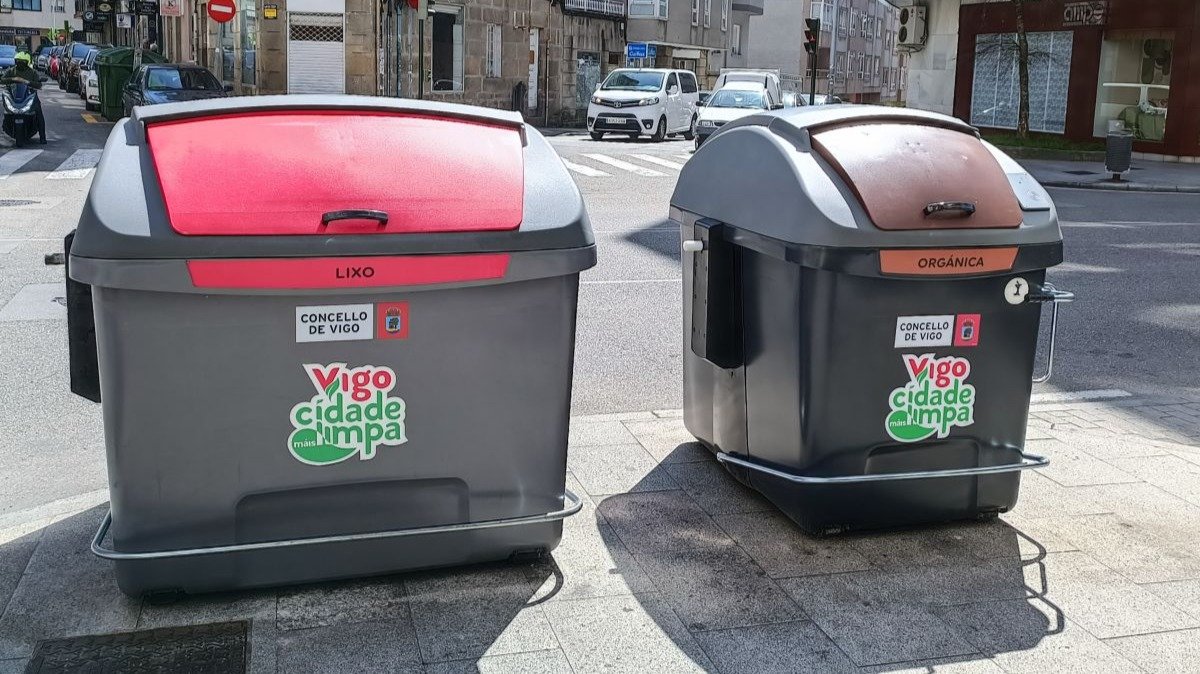 Un contenedor marrón de residuos orgánicos (derecha) junto a otro para la basura general.