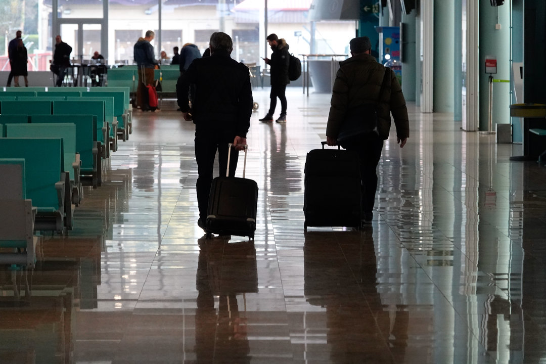 Viajeros en el aeropuerto de Peinador. // Vicente Alonso