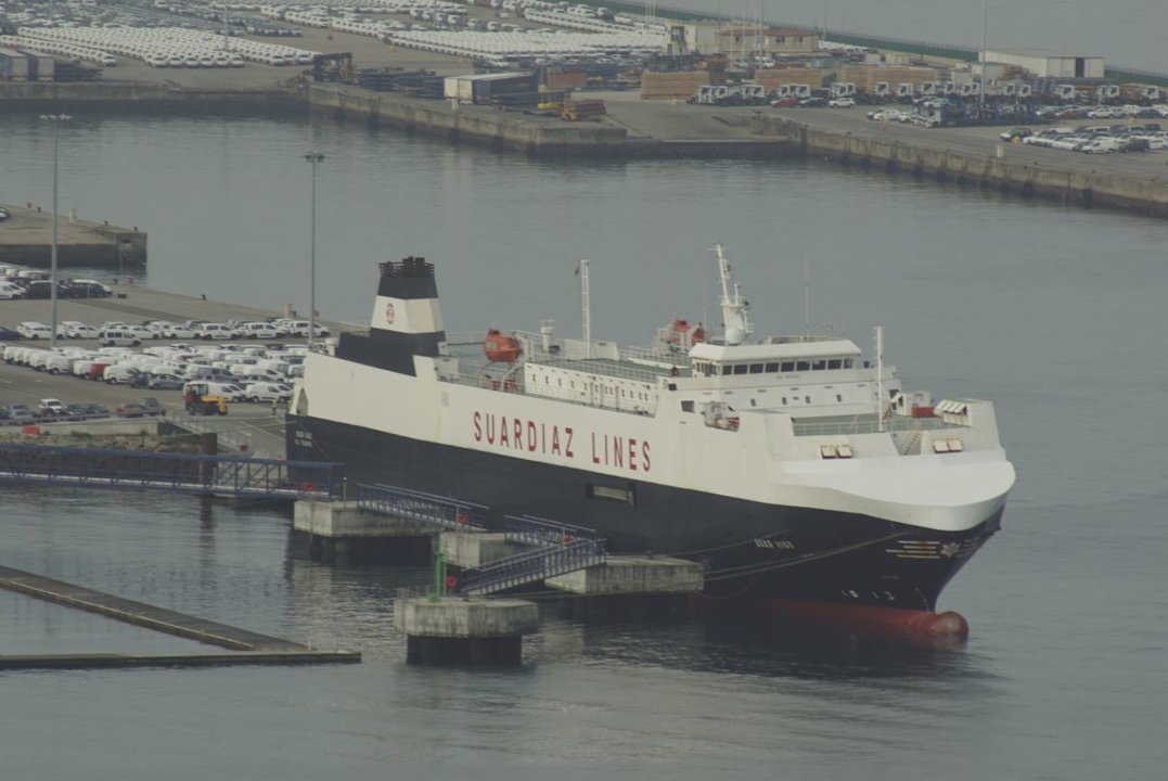 El “Suar Vigo”, uno de los buques de carga sobre ruedas, amarrado en la terminal de Bouzas.