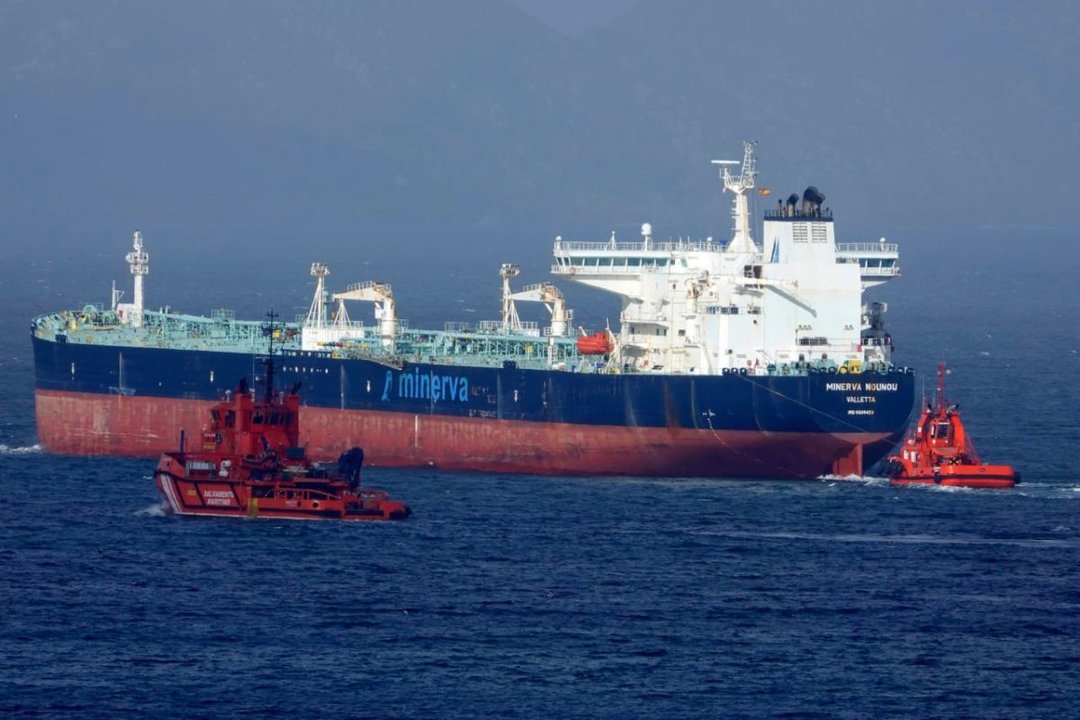 El petrolero “Minerva Nounou", ayer haciendo pruebas tras pasar en reparación 17 días.