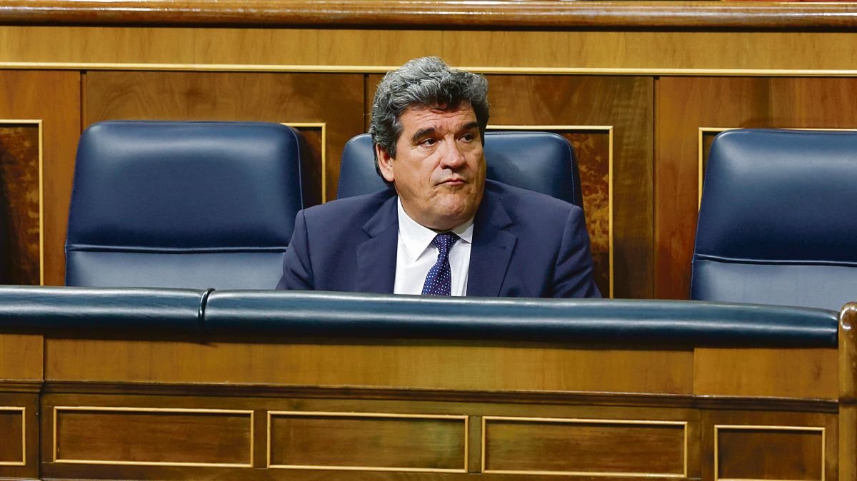 El ministro de Inclusión, Seguridad Social y Migraciones José Luis Escrivá ayer en el pleno del Congreso.