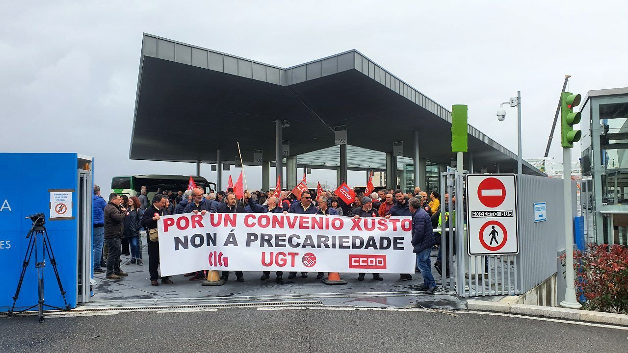 Manifestación de los trabajadores del transporte de viajeros en la estación intermodal de Vigo. // J.V. Landín