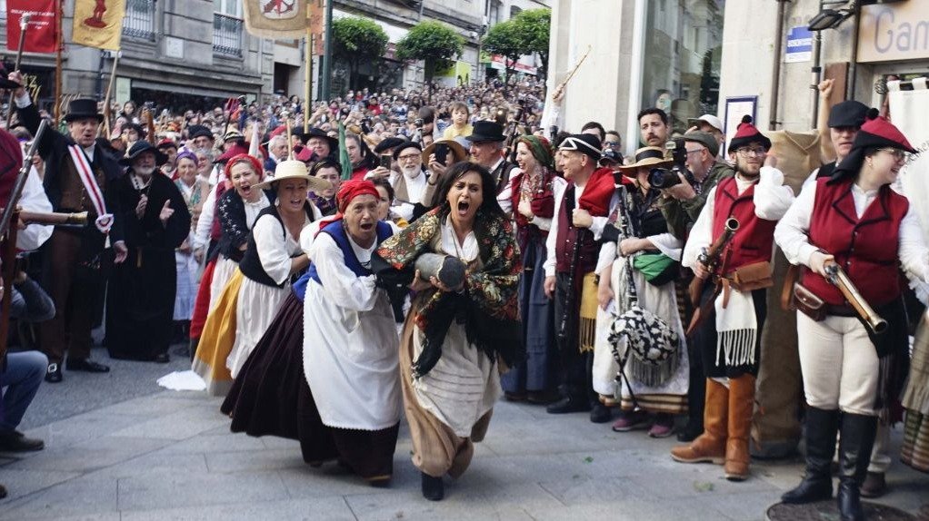 El momento clave de la fiesta de la Reconquista, cuando las viguesas se lanzan contra la puerta de Gamboa defendida por los franceses.