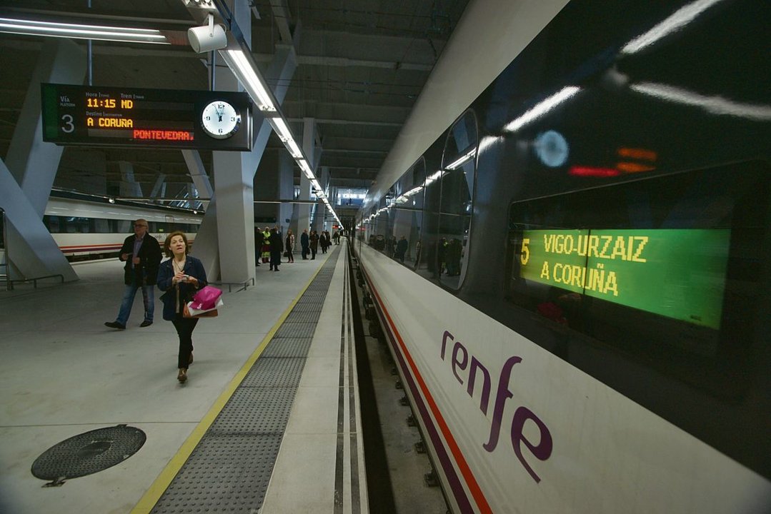Un tren con destino A Coruña estacionado en Vigo-Urzaiz.