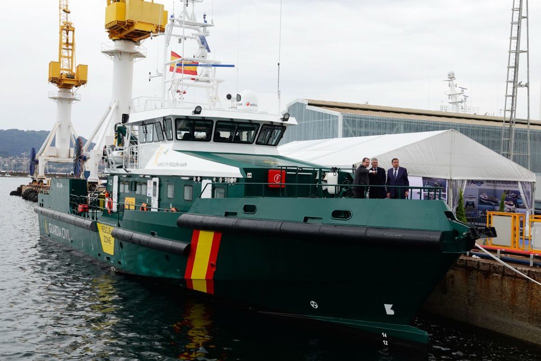 La nueva patrullera, ayer en Armón Vigo con el alcalde Abel Caballero y los ministros de Interior, Marlaska, y de Agricultura y Pesca, Planas, en cubierta.