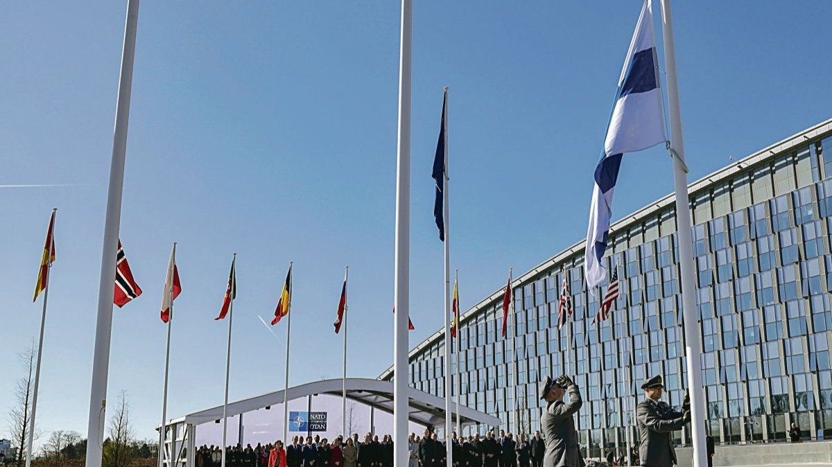 Ceremonia de izamiento de la bandera para el ingreso de Finlandia en la OTAN.