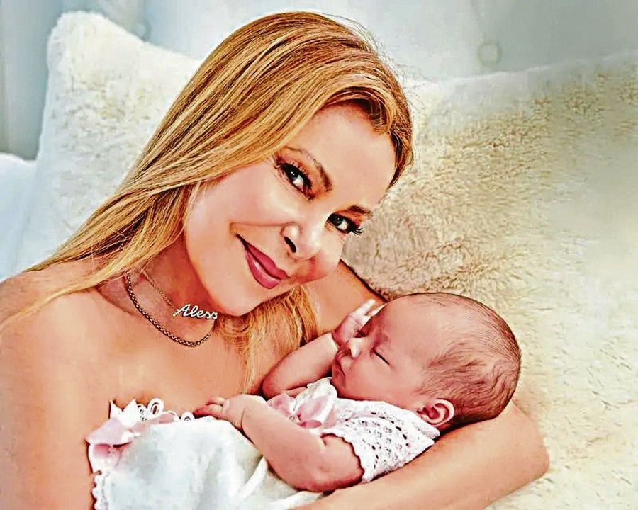 Imagen publicada en la portada de la revista ¡Hola! de Ana Obregón y la bebé.