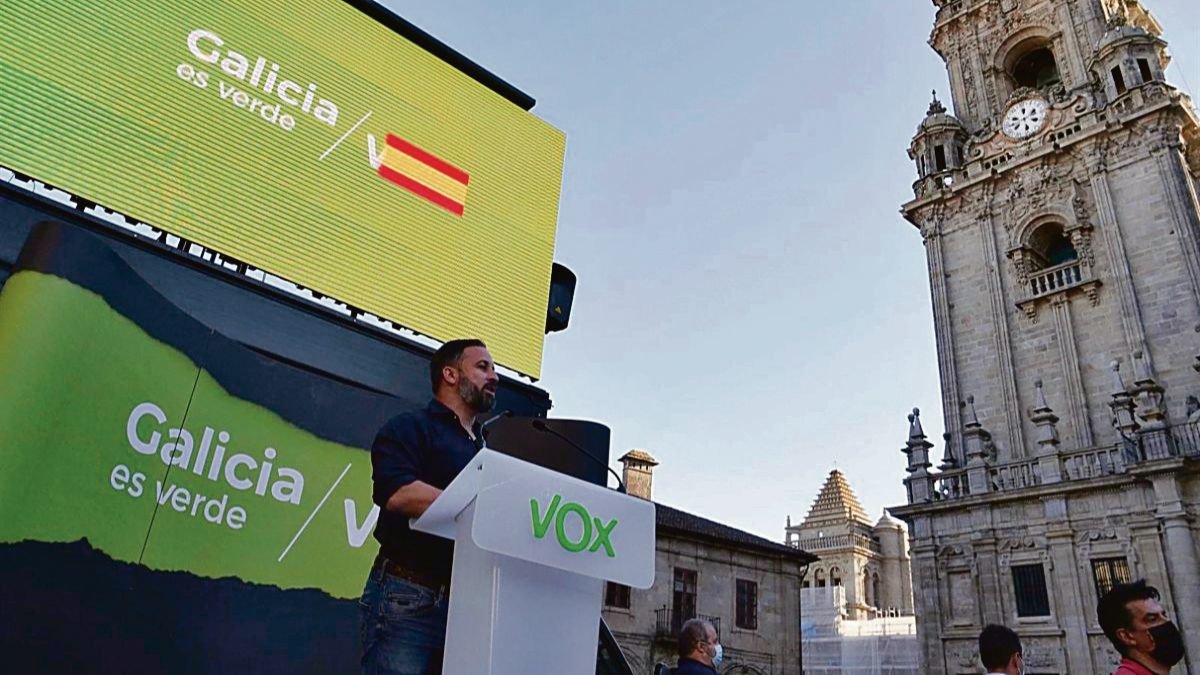 Santiago Abascal, líder de Vox, durante un mitin en la Praza da Quintana, en Compostela.