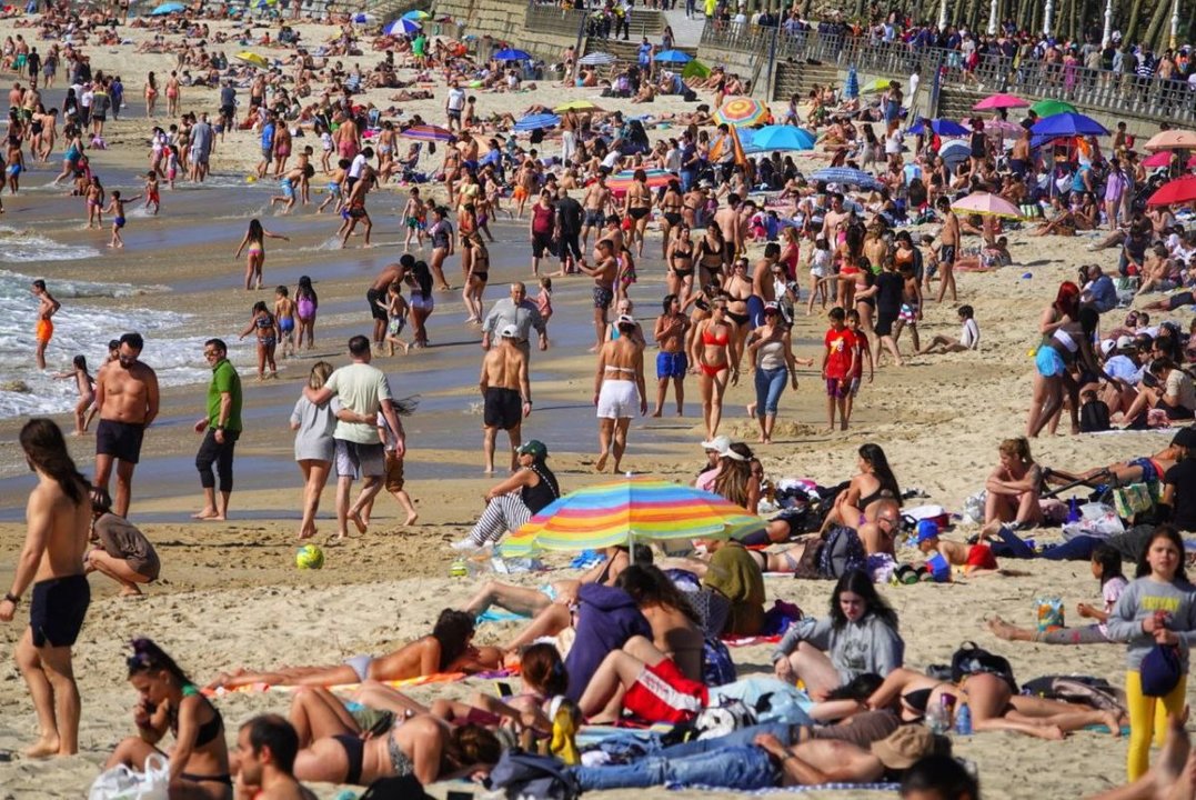 Las playas de Vigo y la Ría, como la de Samil, en la foto, vivieron un día de auténtico verano, repletas de bañistas y paseantes en bañador.