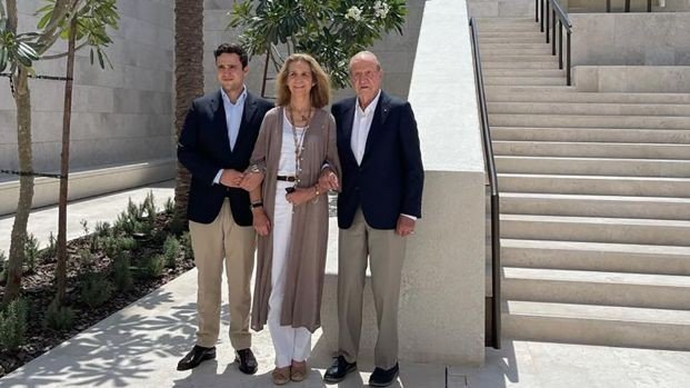 El Rey Juan Carlos, la Infanta Elena y Froilán en Abu Dabi. // 65ymás