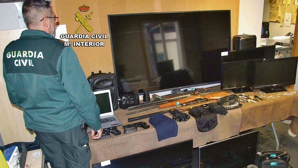 La Guardia Civil detuvo en diciembre  a cuatro individuos como presuntos autores de una veintena de robos en Ponteareas.