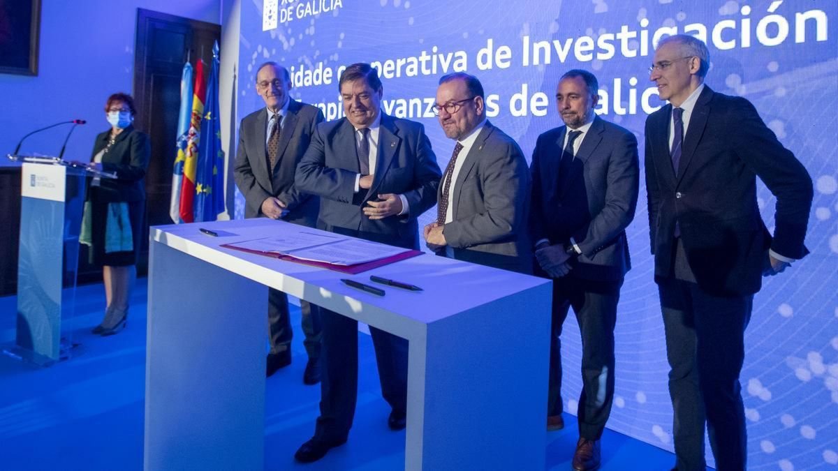 Los rectores de Vigo, Coruña y Santiago, en la reciente firma de un acuerdo universitario común.