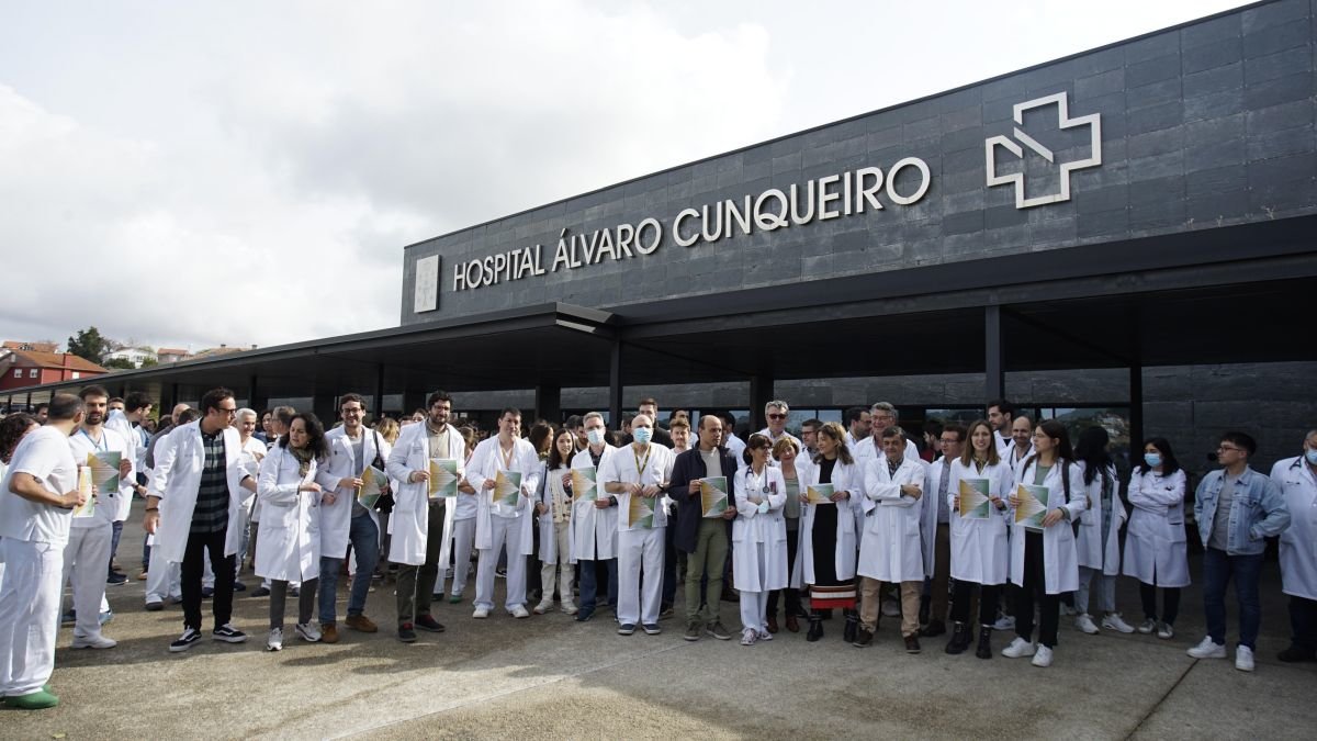 La concentración ante el Cunqueiro contó con cerca de 200 facultativos, entre ellos jefes de servicio y médicos residentes.