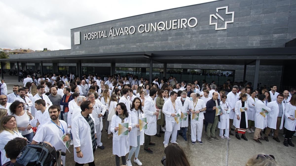 Concentración de los médicos a las puertas del Hospital Álvaro Cunqueiro, ayer, durante la jornada de huelga.