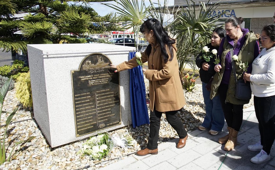 Familiares de las víctimas del “Pitanxo” realizan una ofrenda de flores ante el monumento a los fallecidos en la inauguración ayer en O Berbés.