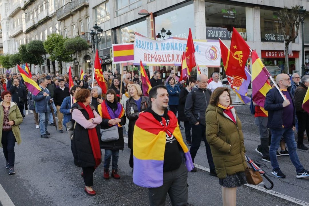 Manifestantes portando la bandera tricolor ayer durante la marcha por la República.