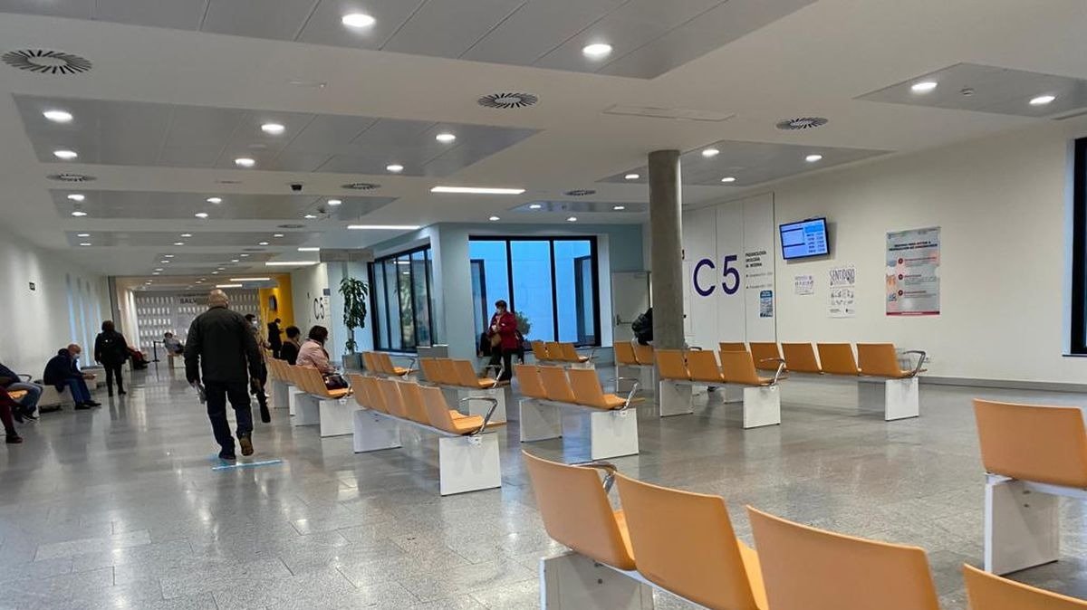 Una de las zonas de consultas del Hospital Álvaro Cunqueiro, ayer prácticamente vacía y sin pacientes debido a las cancelaciones de citas.